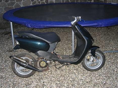 Yamaha Neos tilsalg. - bundskjold og skjoldet for sædet er der self. blæsejhul og køler skjolde er der også.. billede 3