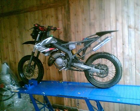 Derbi Senda SM Solgt :(  - På min  bænk.. Ved at vold tune den  (((undskyld kvaliteten men taget med mobil ))) billede 1