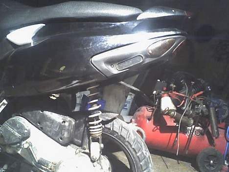 Piaggio NRG >motor smadret< - Det ser godt ud at orginal tank er fjernet, mangler aluminiums pladen.   billede 14