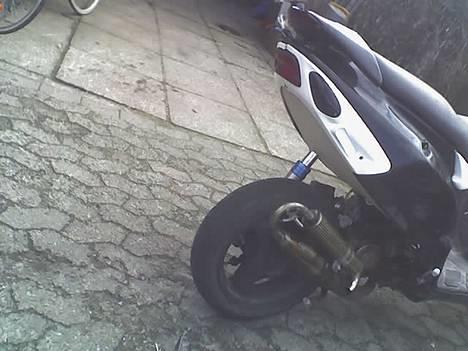 Piaggio NRG >motor smadret< - Har fjernet orginal tank, mangler nu bar at få aluminiums pladen sat på :P Har lavet en skabelon af pap.. billede 16