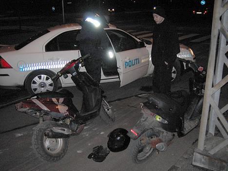 PGO Hot50 (Taget af Politiet) - (Taget D. 25/02-06)  Ja, de stopper sQ også en selvom man holder stille.. - Var ude og trille en aften tur med en ven - Vi begge fik kun en bøde for ikke at have forsikring på scooterne.. billede 20