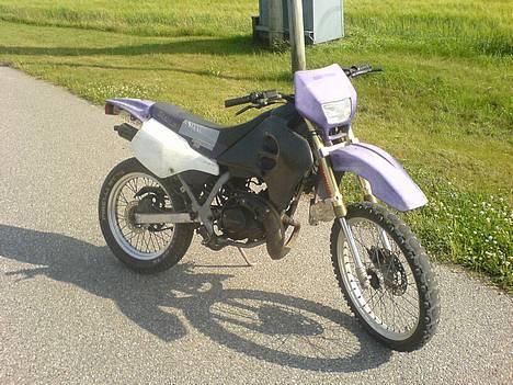 Suzuki Rmx(solgt) - nyt... den står næsten klar til at blive malet nu... men det er kun skjolde der får her i sommeren og til vinter bliver stel lilla metallic billede 1