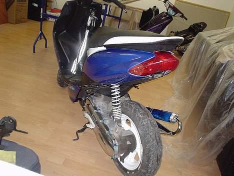 Yamaha Jog R 63sc00ters SOLGT - heh, min anden jog i baggrunden ;P billede 14