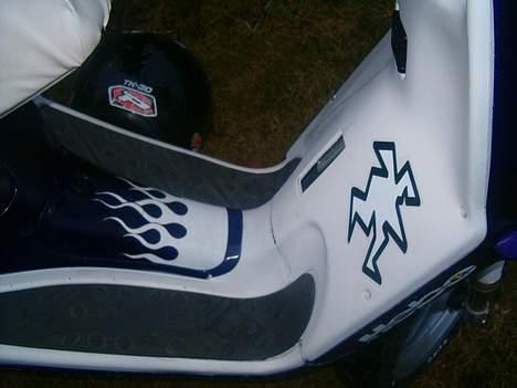 Aprilia Rally / Sr 50/ SOLGT !  - Flot med flammer :) . Og knappen sidder i Skjoldet så man ka tænde for neon under scooteren og ved blokken :) billede 6