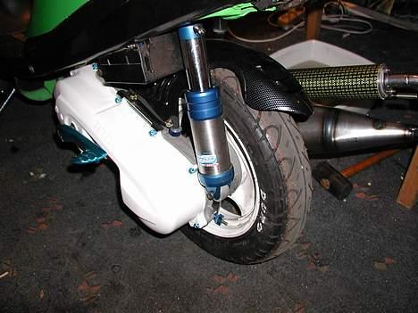 Yamaha Jog - Autolakeret hvidt deksel med blå skruer. og doppler støddæmper 290mm billede 2