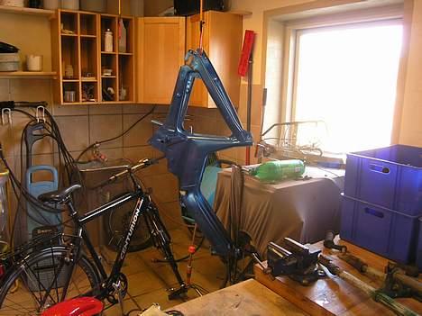 Puch Maxi K (PROJEKT!) - Så er stellet malet  billede 13