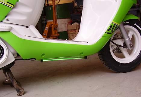 Aprilia Sonic - Grønt neon, lyser meget kraftigere om aftenen billede 8