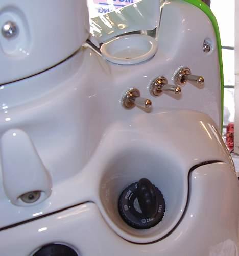 Aprilia Sonic - De 3 kontakter til styring af neon, anlæg og horn billede 12