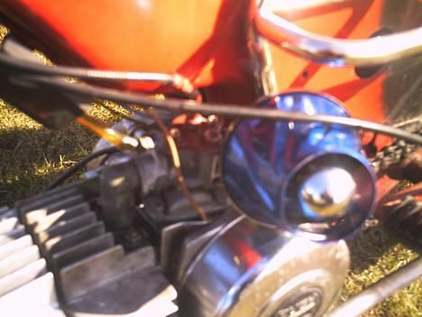 Puch byttet med 4-gear ;) - det er så den hjemmefuskede karbu. og mit luftfilter ;) men den virker kaanon godt . det er jo det som tæller ;) billede 6