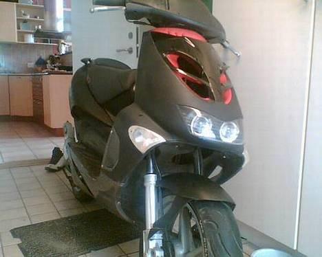 Aprilia SR50 ( STJÅLET )  :( - såen ser den ud nu foran med 06 front billede 1