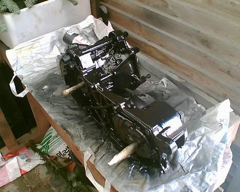 Yamaha Jog AS  | S O L G T | - Så får den 4 lag sort spray, efterfulgt af 3 lag klarlak .. billede 6