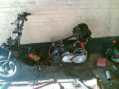 Yamaha Jog AS  | S O L G T | - Så nærmer vi os en slutning, se hvor fin den er, ingen rust på stellet osv .. billede 10