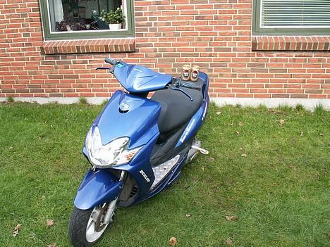 Yamaha jog R Solgt - Læk lige mærke til de to guld øl ;) Det forhøjer lige værdien hahahaha billede 1