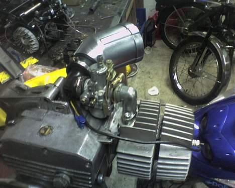Puch Maxi 2 Gear - Så er motoren færdig monteret.. lækkert luftfilter billede 11