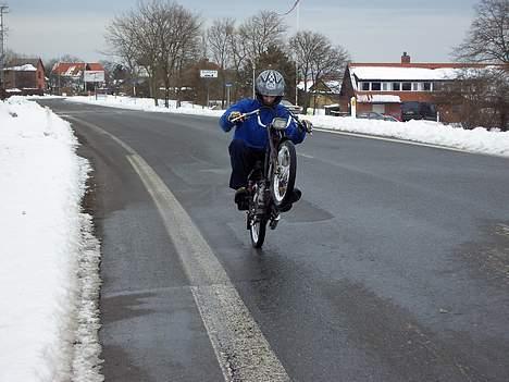 Yamaha 4g - er lige ude og prøve puchen efter den har fået en af mine hjemmelavede udst. på... den har kun fået taget plumben og et hak i stemplet, men riv gashåndtaget i bund, så går den på baghjul, billed beviser det...(den kommer ind når den er færdig..) billede 12