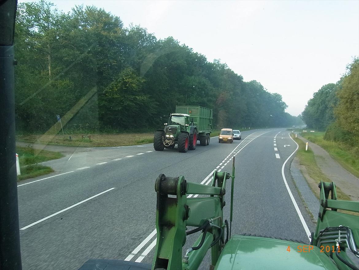Hyrup Maskinstation - Billede hvor jeg kommer kørende i det fine træk :) Fendt 924 og bailey tipvogn med græsoverbygning billede 10