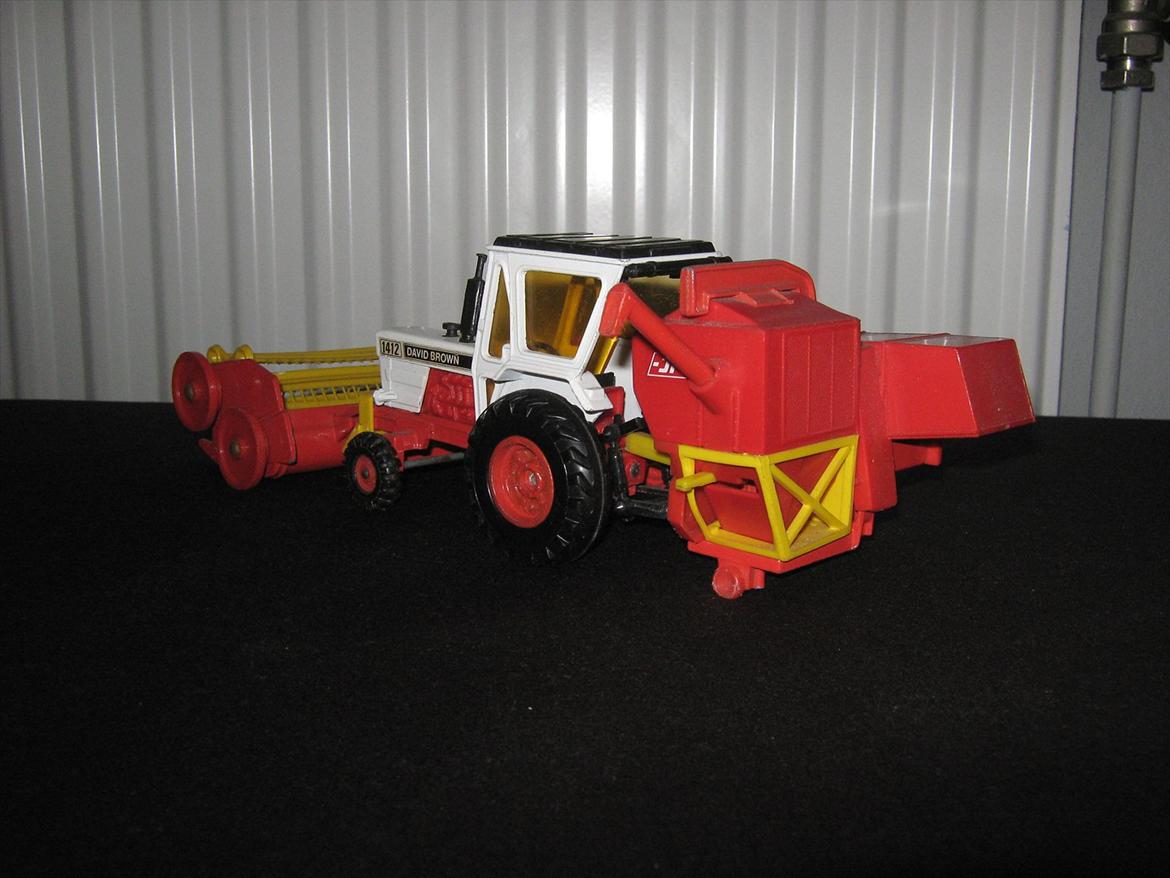 diverse modeltraktorer - corgi david brown 1412 med JF ms 105 mejetærsker billede 26