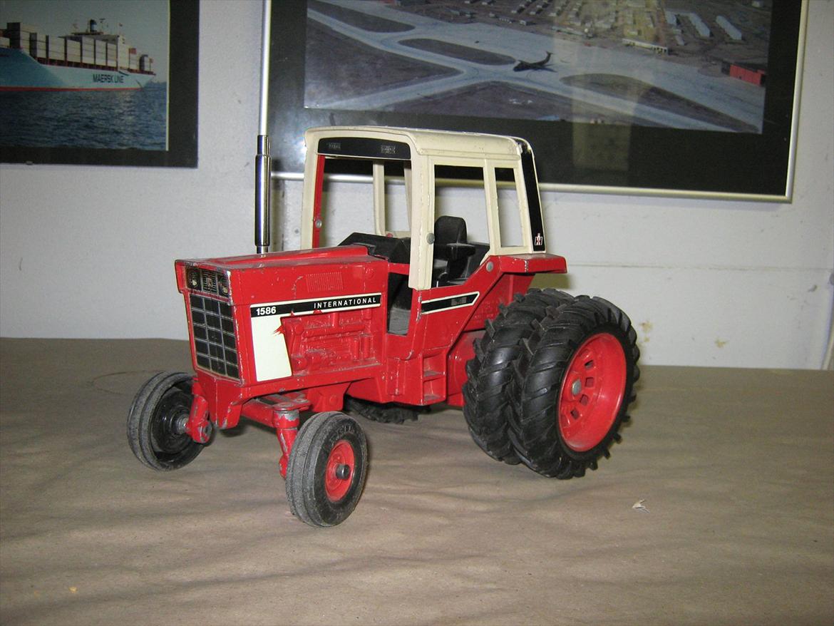 diverse modeltraktorer - ERTL ih 1586 1:16 billede 28