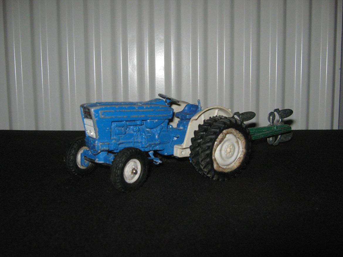 ombygget modeltraktorer - 3.britains ford force 5000 med twillingehjul og 2 fuget vendeplov billede 9
