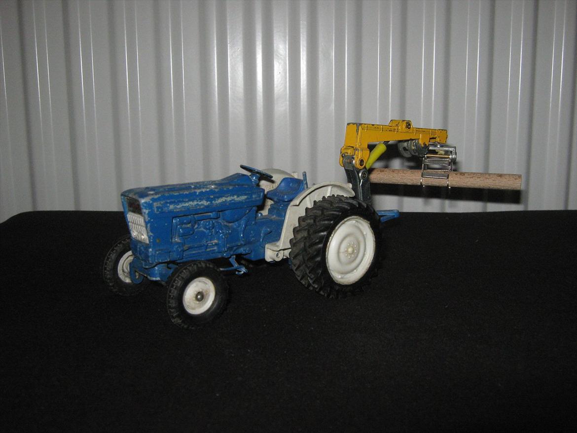 ombygget modeltraktorer - 4.britains ford force 5000 med twillingehjul og skovkran billede 11