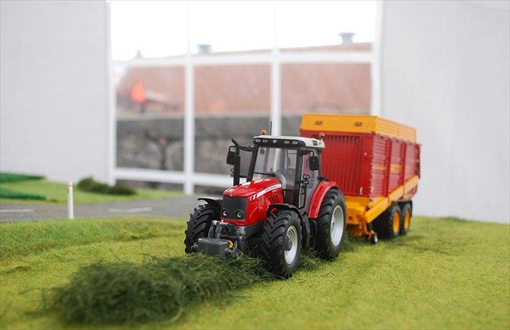 Birkendegaard 2011 - Massey Ferguson 6475 med Schuitemaker Rapide 125 snittevogn billede 3