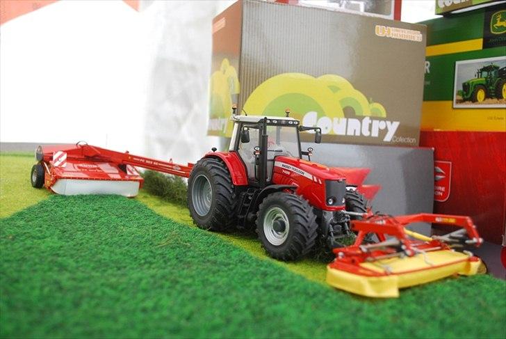 Birkendegaard 2011 - Massey Ferguson 7499 med Fella frontskive høster og Kuhn FC 303 bugseret skivehøster billede 5
