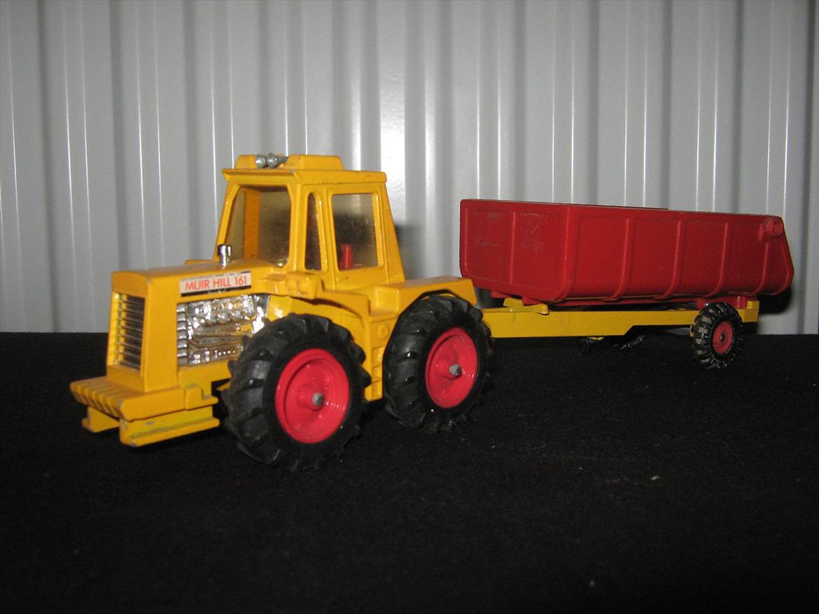 diverse modeltraktorer - matchbox muir hill 161 med corgi farm trailer billede 47