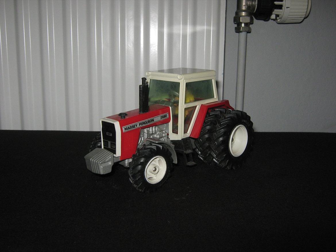massey ferguson modeltraktorer og redskaber - 2. britains mf 2680 med twillingehjul (1985-1988) billede 7