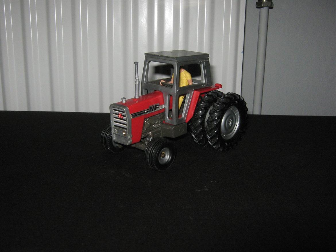 massey ferguson modeltraktorer og redskaber - 9. britains mf 595 med twillingehjul (1981-1984) billede 20
