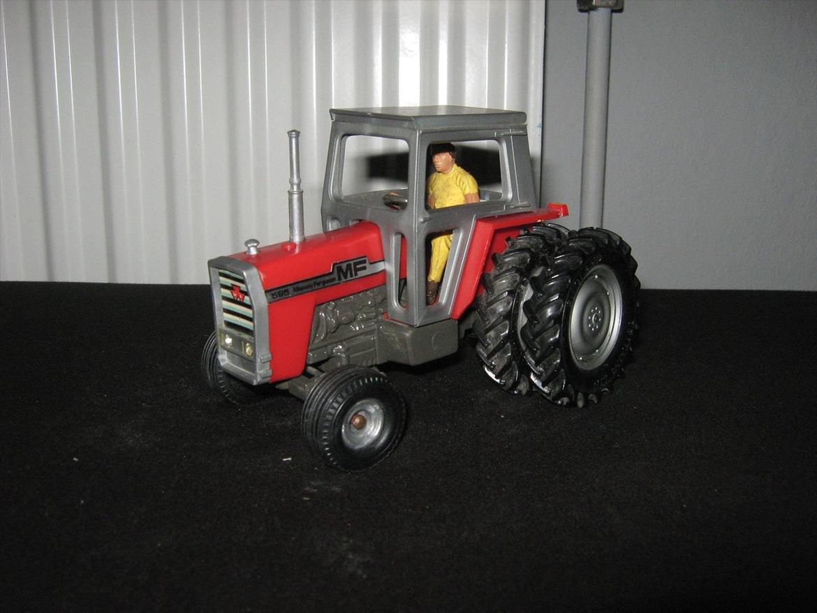 massey ferguson modeltraktorer og redskaber - 10. britains mf 595 med twillingehjul (1981-1984) billede 22