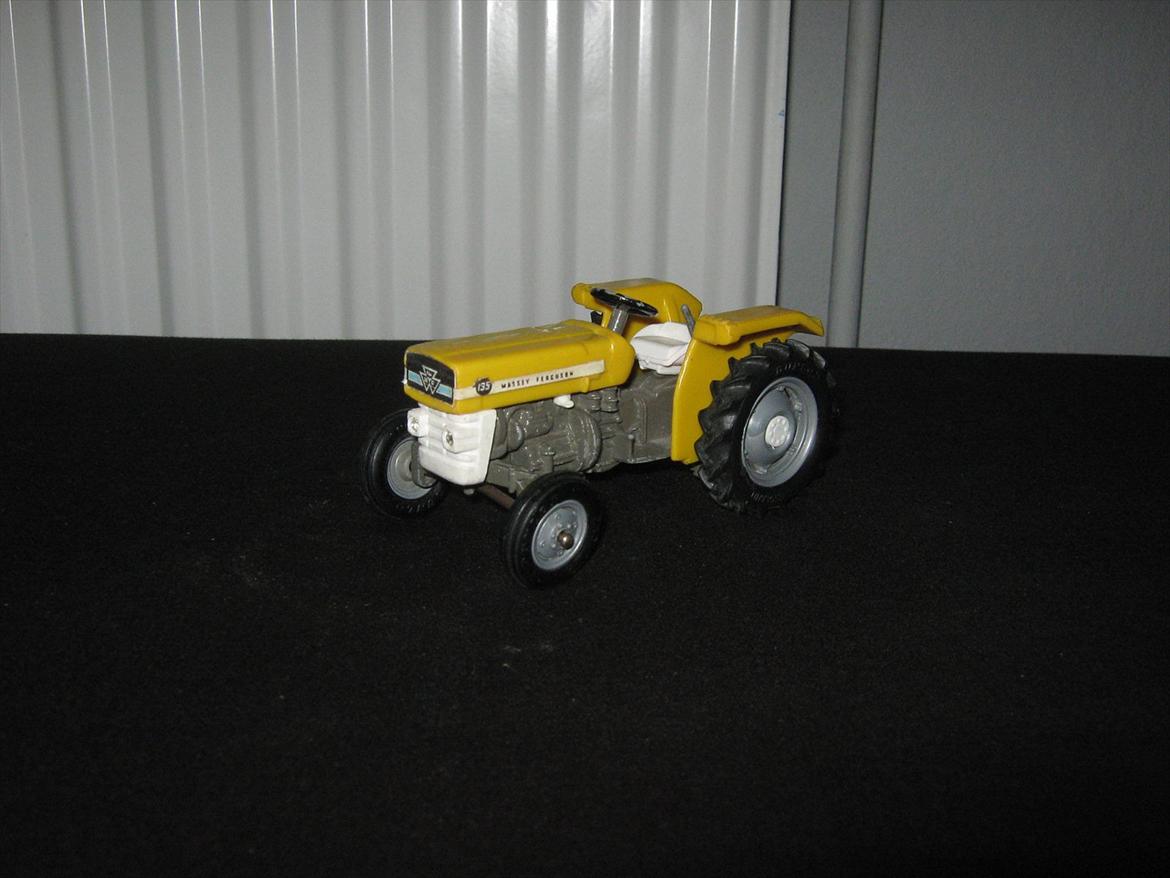 massey ferguson modeltraktorer og redskaber - 12. britains mf 135 gul billede 26