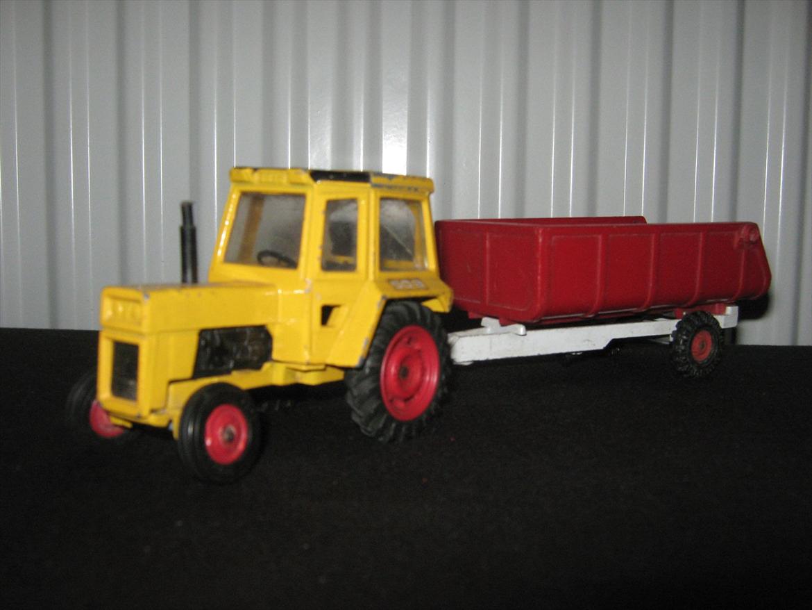 massey ferguson modeltraktorer og redskaber - 14. corgi mf 50B med farm trailer billede 30