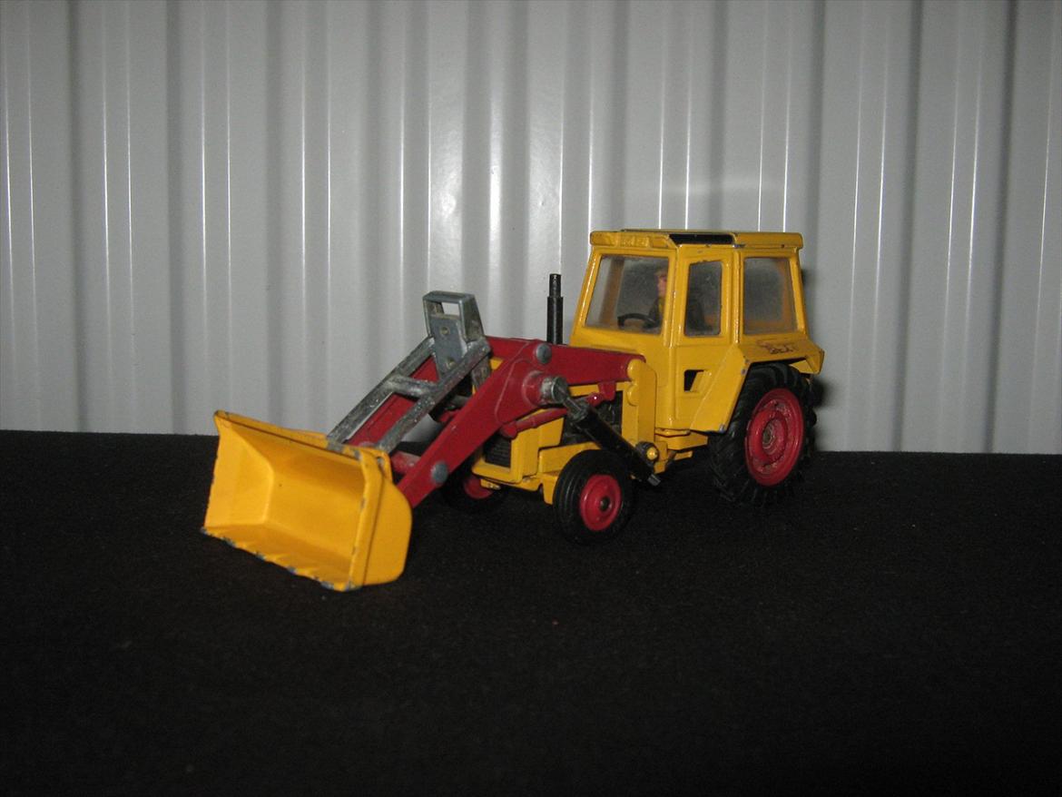 massey ferguson modeltraktorer og redskaber - 16. corgi mf 50B med frontskovl billede 32