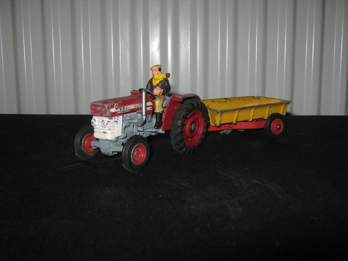 massey ferguson modeltraktorer og redskaber - 17. corgi mf 165 med mf trailer billede 33