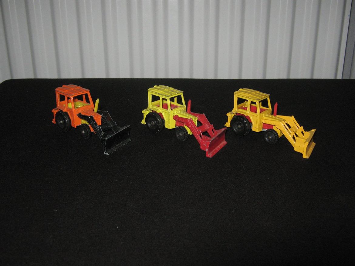 massey ferguson modeltraktorer og redskaber - 18. corgi mf 3303 tre farver billede 35