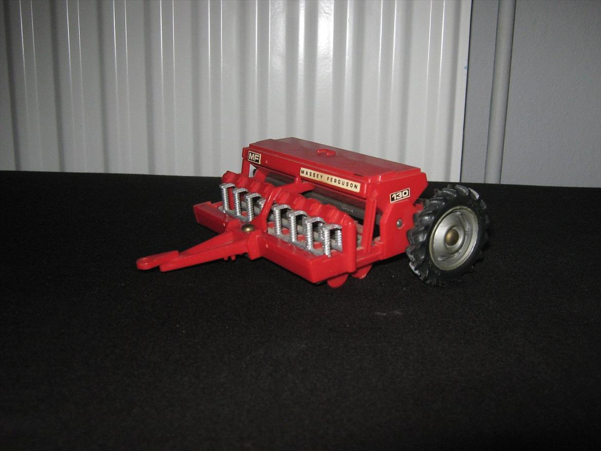 massey ferguson modeltraktorer og redskaber - 27. britains mf 130 seed drill (1979-?) billede 48