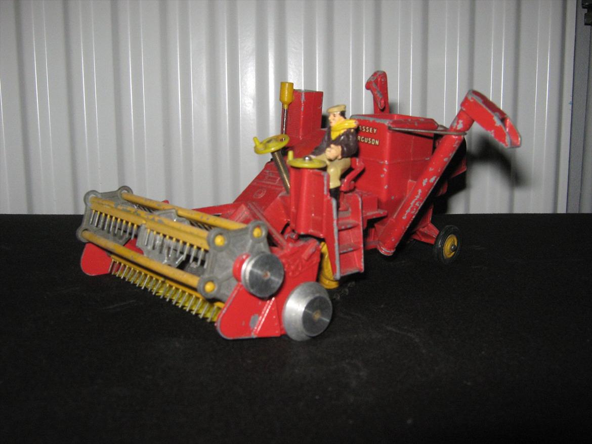 massey ferguson modeltraktorer og redskaber - 28. corgi mf 780 mejetærsker gammel model billede 49
