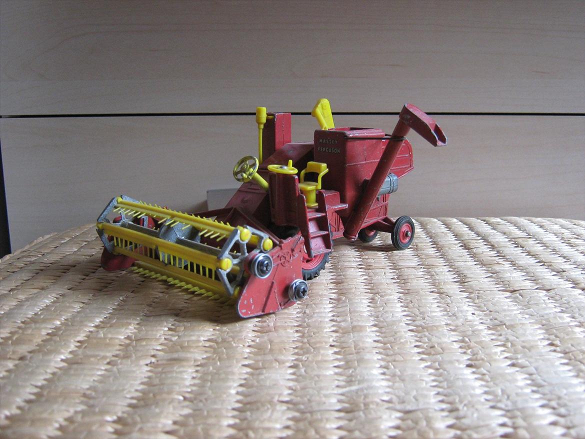 massey ferguson modeltraktorer og redskaber - 29. corgi mf 780 mejetærsker ny model billede 51