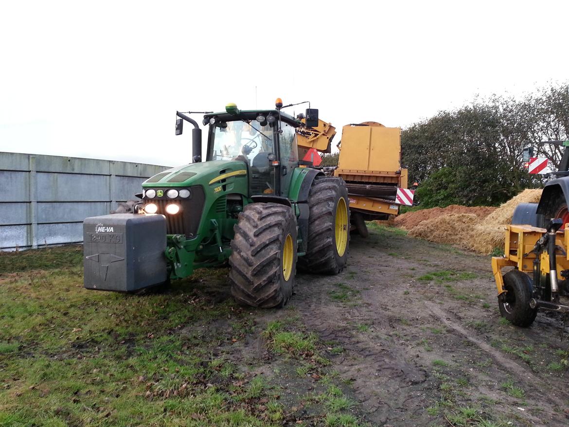 Arbejde/Praktik  - John Deere 7930 med Double L 889 Første i DK. 
Traktoren er ikke vores og Double L er købt i fællesskab med 3 andre landmænd.   billede 10