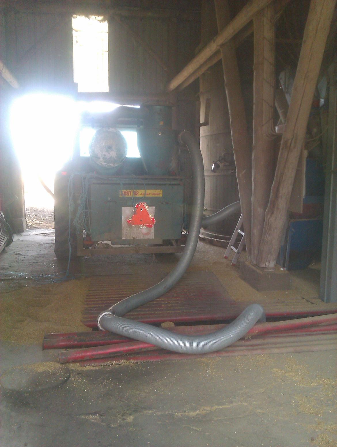 UPS!!! - den gamle had glemt og sætte en plade på ved elevatoren i korn graven og den var helt fuld, så måtte jeg og Ole Olesen fiat 100-90 i gang ;-) høst 2012 billede 10