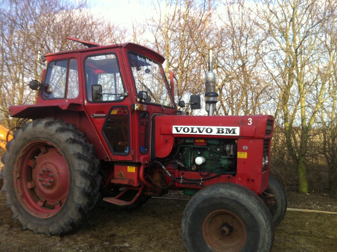 Volvo Bm 650 T - Rendegraver - JCB - Den kan nemt klare det ved omkring 1000 omdrejninger, hvor min brors Ferguson 35 skulle kæmpe lidt.  billede 12
