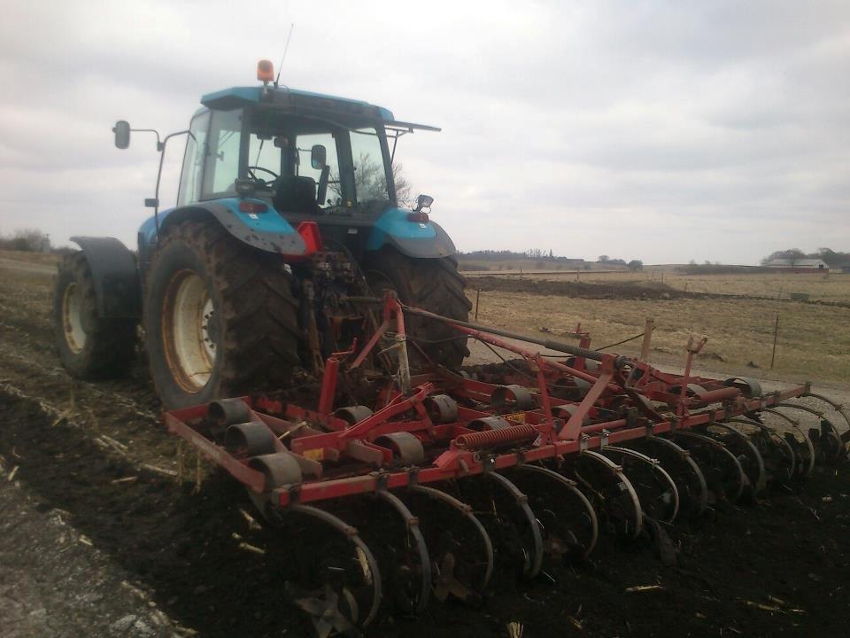 New Holland 8560- Låne Traktor.  - Ude og harve forager, nu er den godt mudret!  billede 13