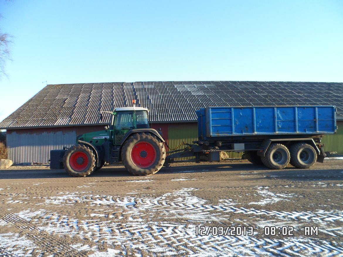 Vestergård - Fendt 820 Vario TMS med Hvamø Virervogn billede 1