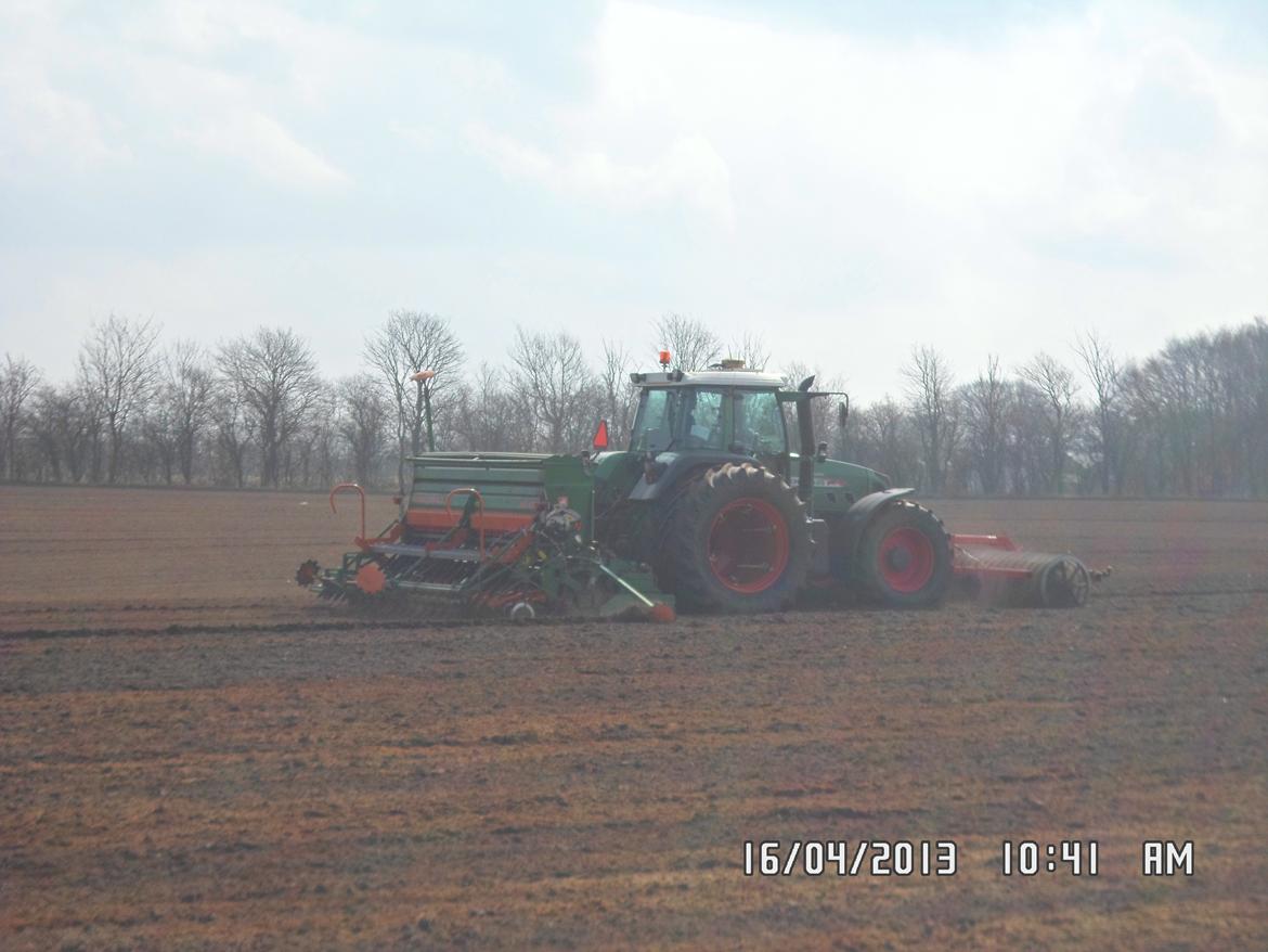 Vestergård - Vores såsæt.:) Fendt 820 Vario TMS, med Amazone 4 m rotorsåmaskine og frontpakker.;)
 billede 62