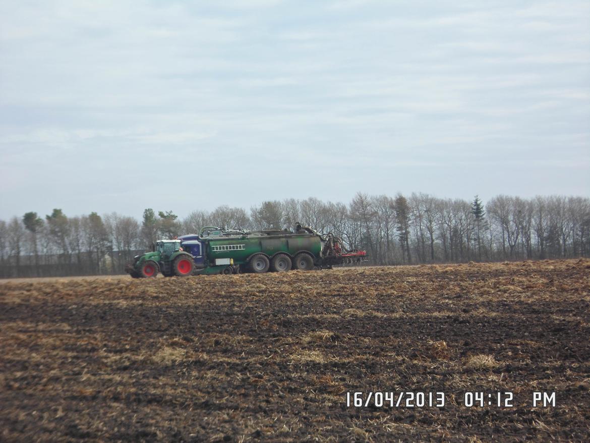 Vestergård - Ude på sidste stykke mødte jeg dette syn:)
Trøllund Maskinstation, med deres Samson PG 35, og Fendt 936 Vario foran.;) Her læsser de direkte fra lastbil og over i gyllevognen.:)
 billede 64