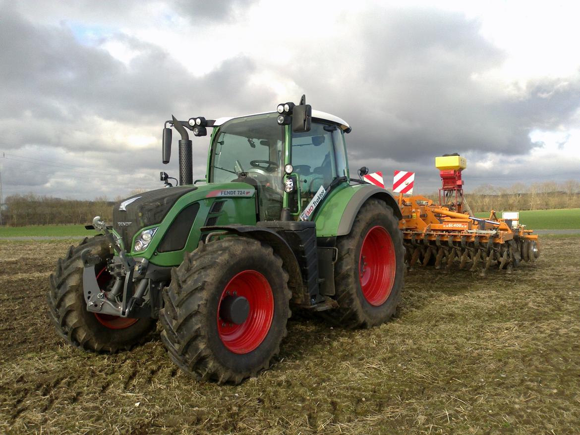 Vestergård - Ja, den ene 820 smed desværre varioen, så vi måtte anskaffe noget andet trækkraft. Derved fandt vi den her Fendt 724 Vario, fra TBS Maskinpower.:)
 billede 118