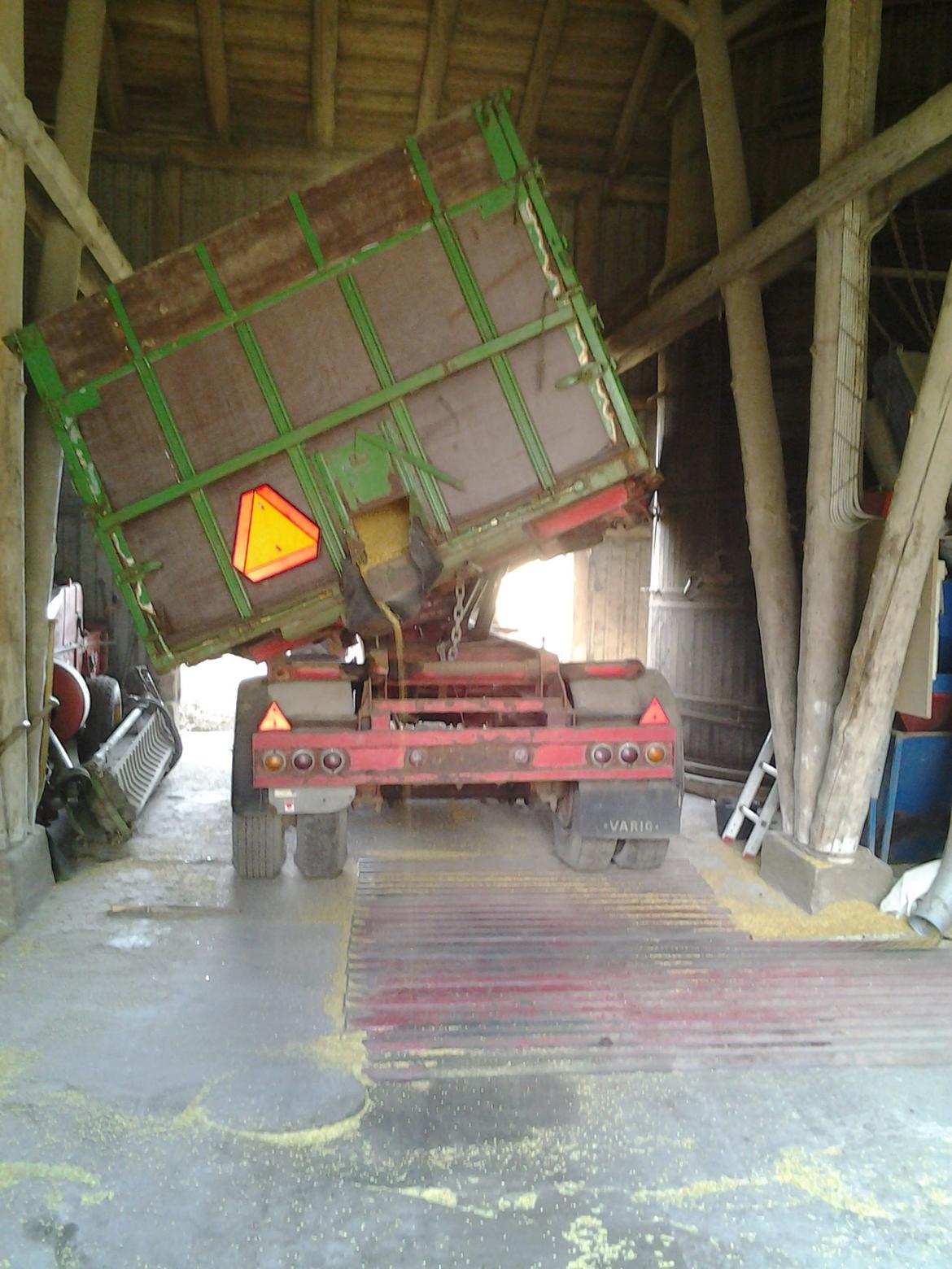 UPS!!! - en spindel der ikke var blevet lukket, da den kom ned var 2 håndtag på spindlerne der skulle laves og 2 bræder der er knækket, godt klaret når der 10 ton korn i, og siloen den står op af er fuld :) billede 22