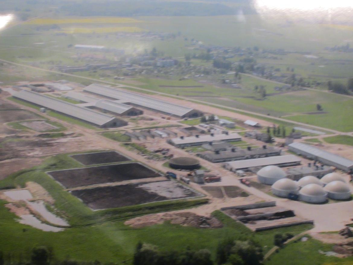 Rusland og Letland.. - Oversigts billed over hele gården og biogas anlæget.. billede 71