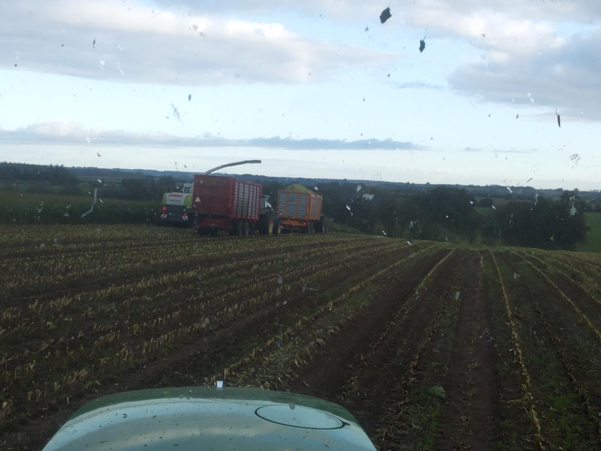 John Deere traktorer - Første dag i majsen. Stationen sad så godt fast med en af deres vogne, at der måtte to spil og en traktor til at få ham op igen (fik desværre ingen billeder af det) billede 132