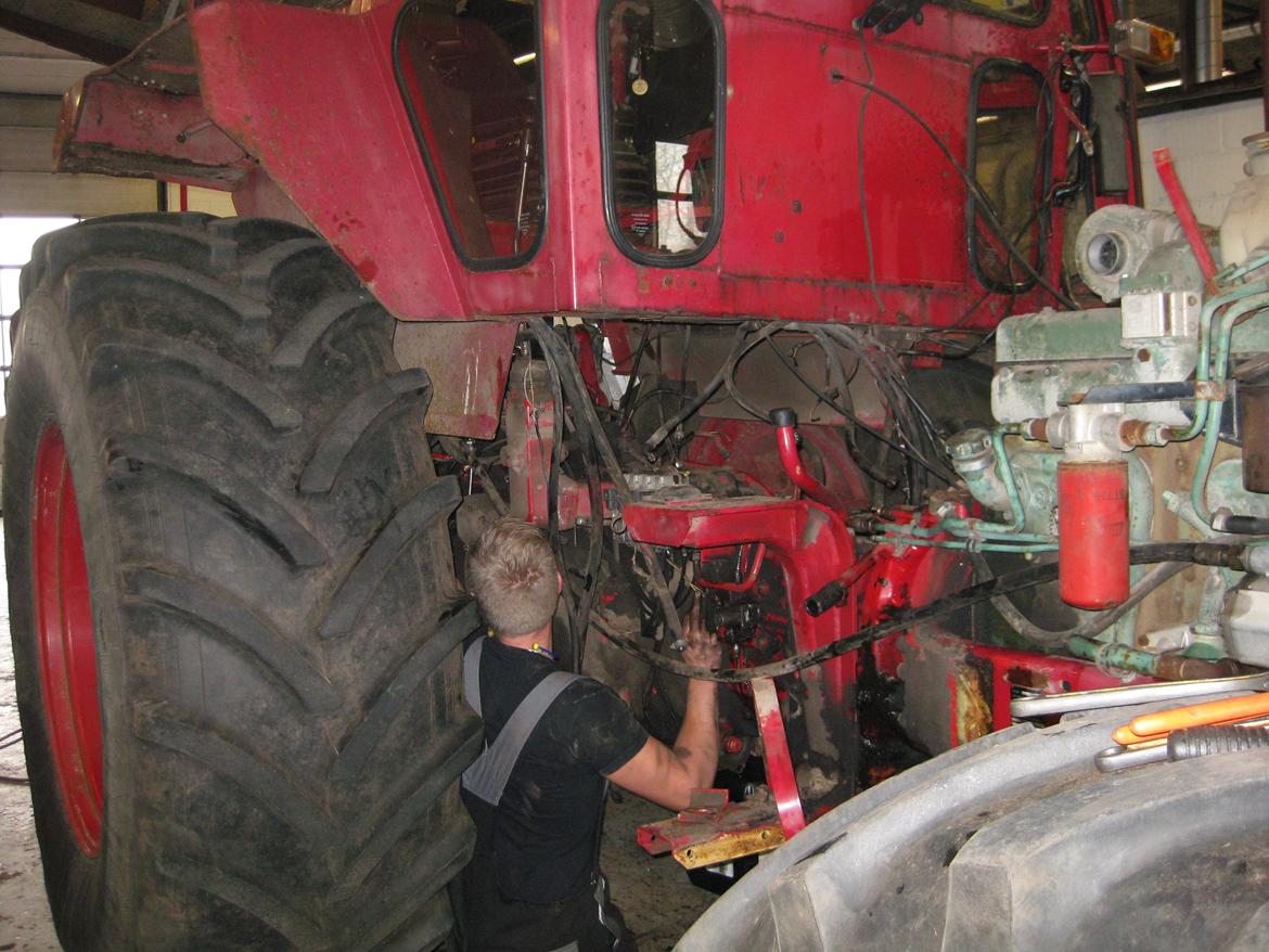 Istandsættelsen volvo bm 2654 - Mig der sidder og bøvler med de to kabler til lift blok. billede 5